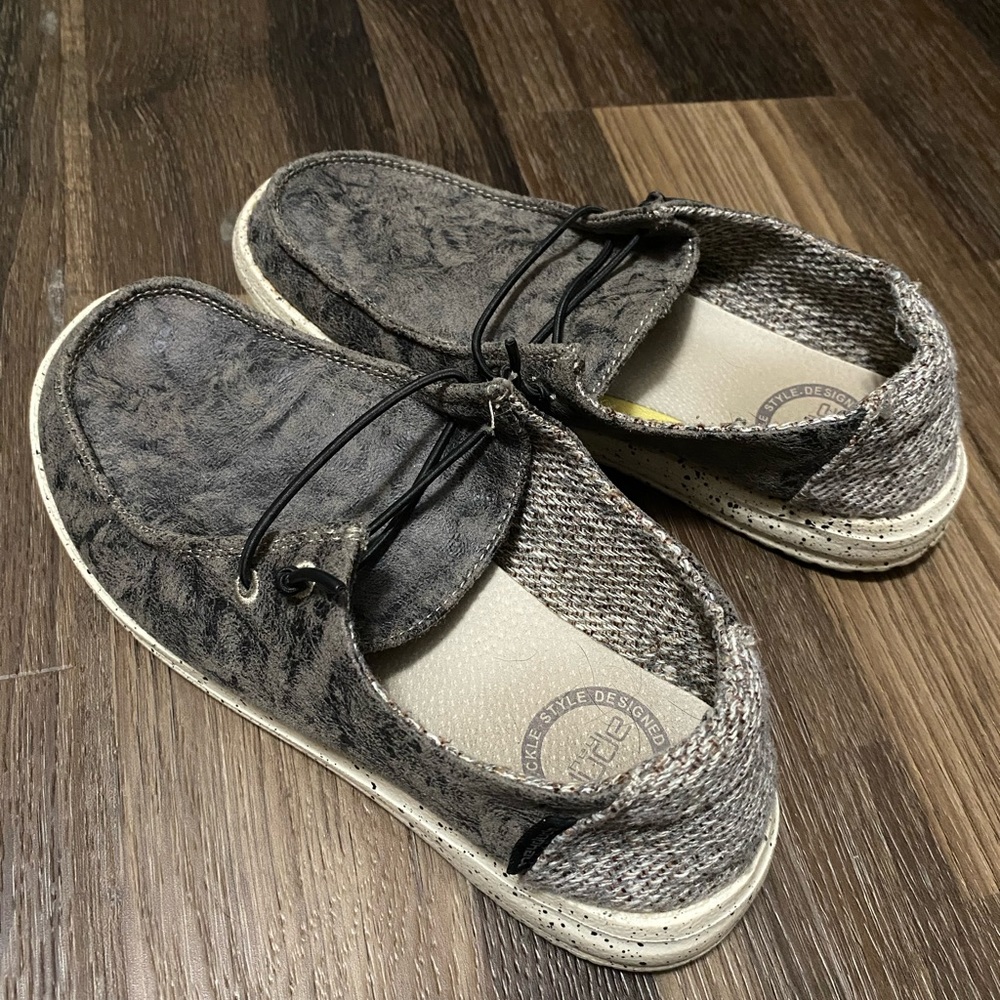 Hey Dudes size 6